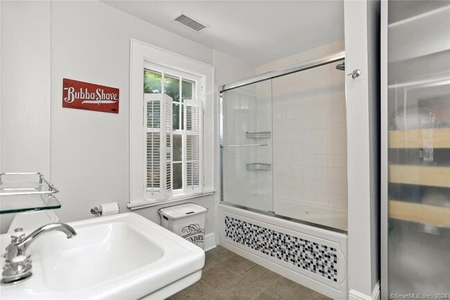 Building Photo - 61 Hillandale Rd