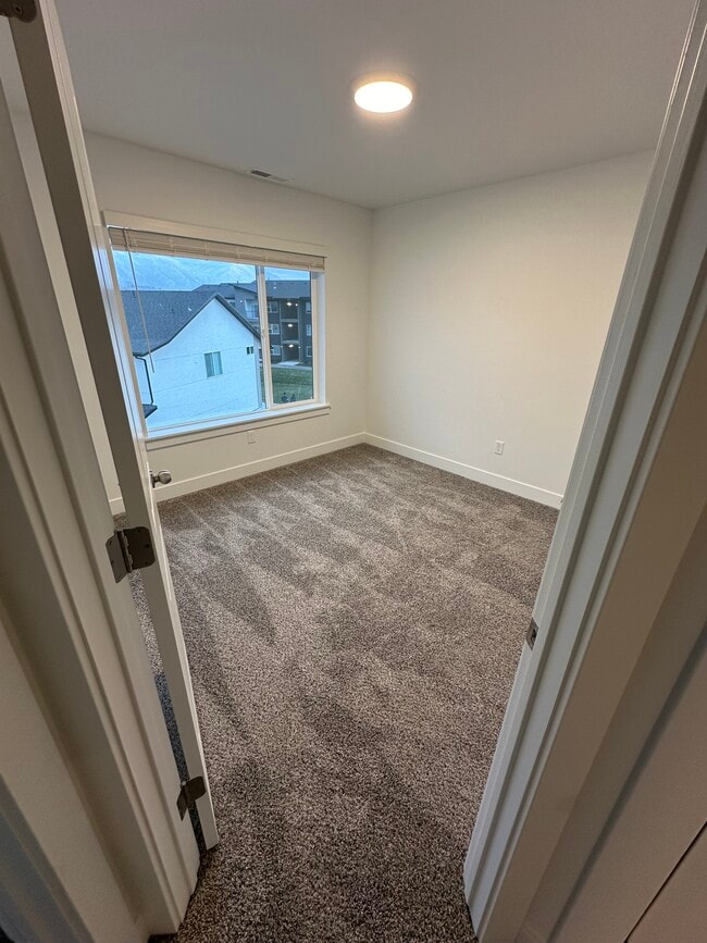 Building Photo - 33 N 460 W