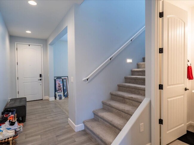 Building Photo - 3 Bedroom, 2.5 Bath