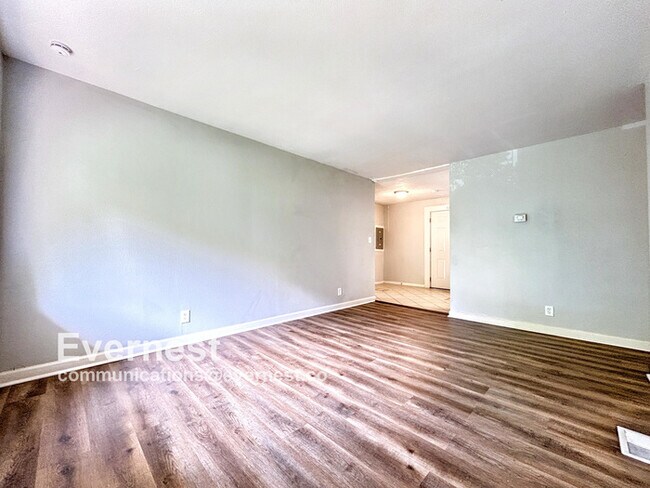 Building Photo - 3-Bedroom Home with Easy Access to Parks a...