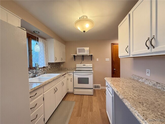 Building Photo - 6 Towerwood Rd