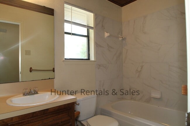 Building Photo - Country Trails Three Bedroom