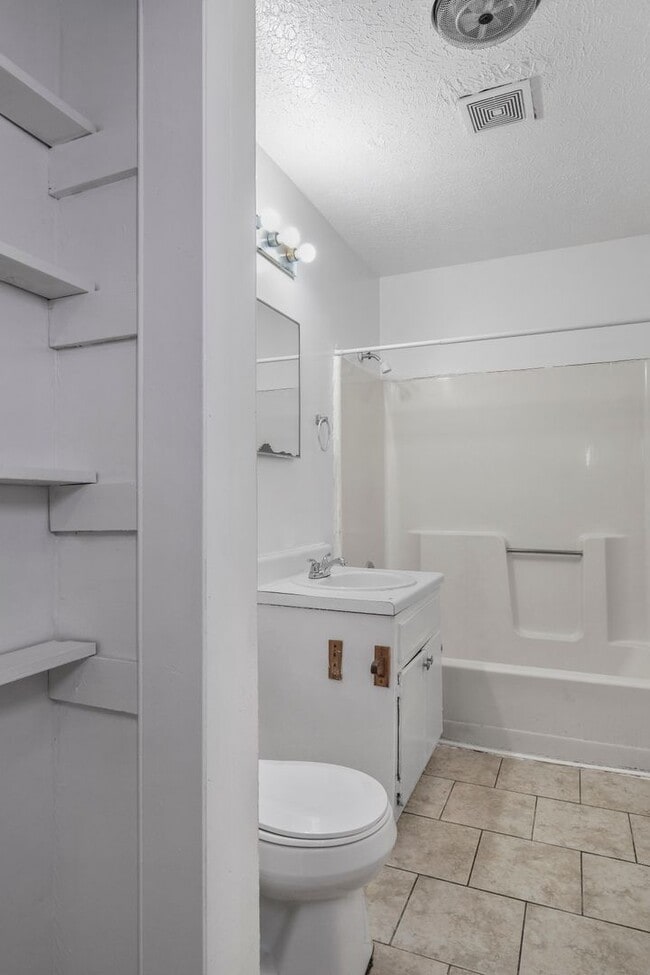 Building Photo - 2 Bedroom Duplex with Huge Back Yard!