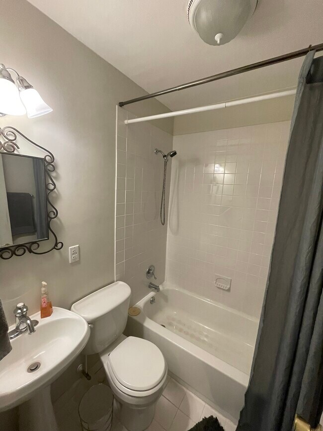 Building Photo - 2727 Stratford Dr