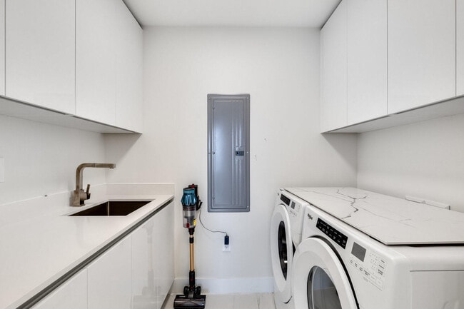 Building Photo - 3100 N Ocean Dr