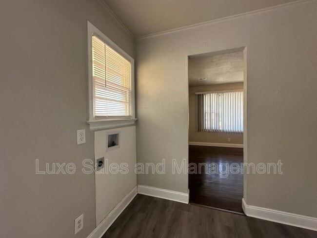 Building Photo - 406 Elm St