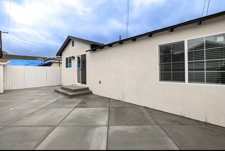 Building Photo - 5465 Lemon Ave