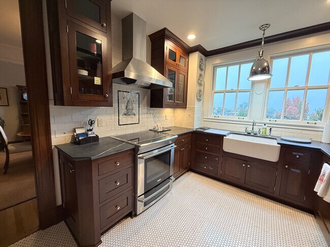 Building Photo - Historical 705 Davis Building! Vintage Lux...