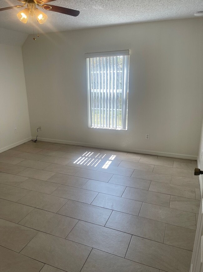 Building Photo - 4 Bedroom 2 Bath