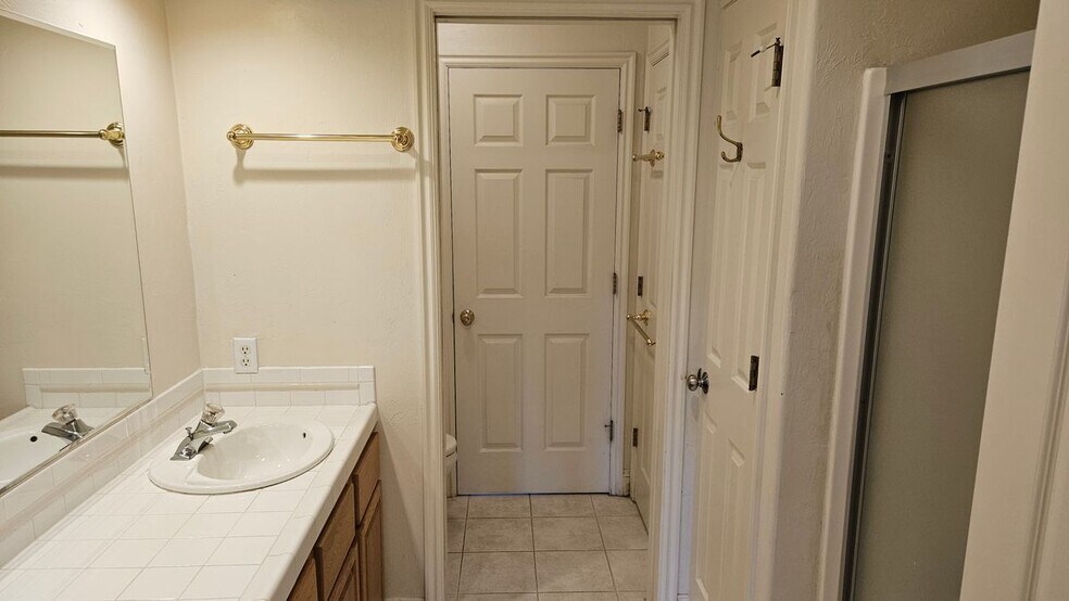 Building Photo - 910 Powder Valley Rd