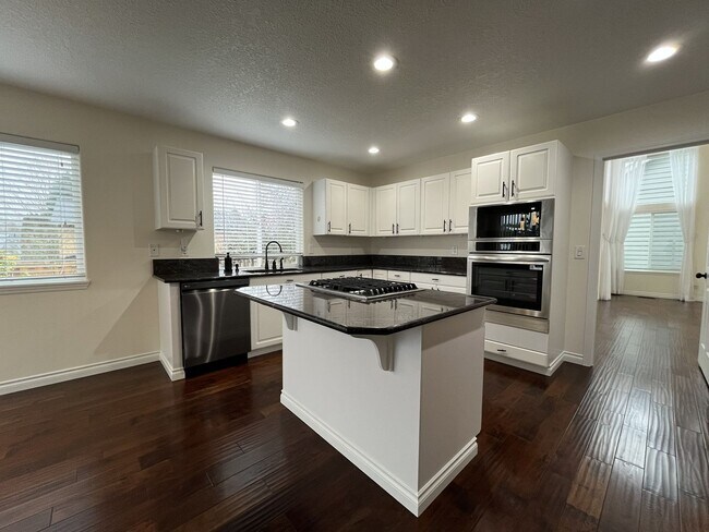 Building Photo - Grand 5 Bedroom Home Featuring 19ft Ceilings, Family Room & Main-Level Suite