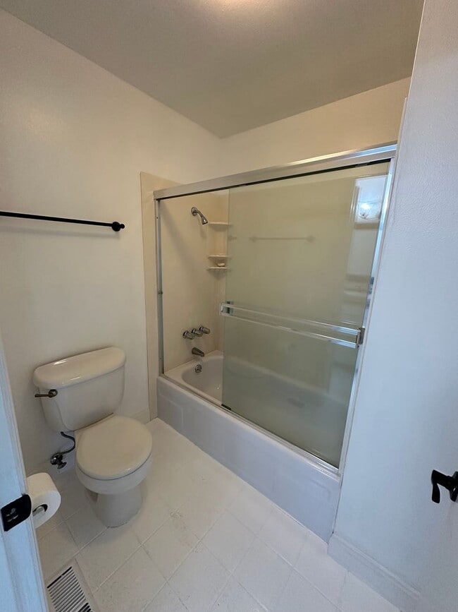 Building Photo - 3 Bed 1.5 Bath Townhome In Walnut Creek W/...