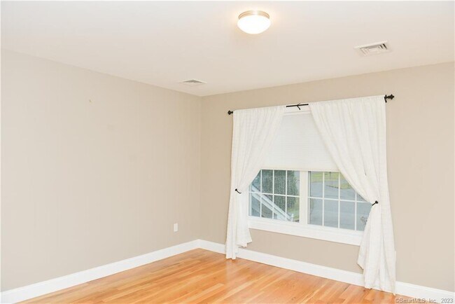 Building Photo - 17 Brookview Cir