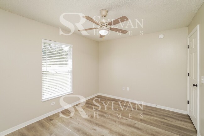 Building Photo - Don’t miss this Beautiful 3 Bedroom, 2 Bath home!