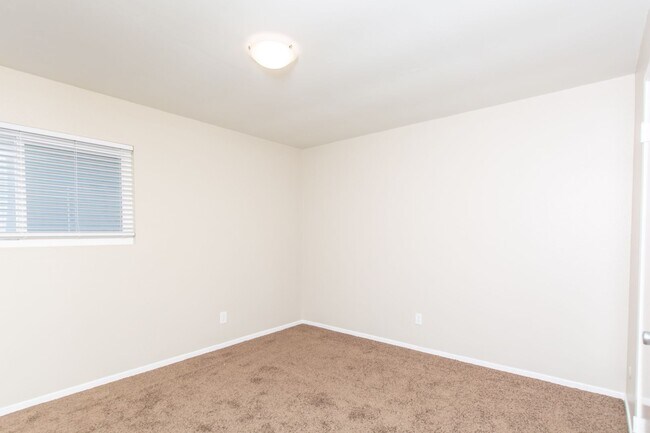 Building Photo - Spacious 2 Bedroom / 1.5 Bath Condominium ...