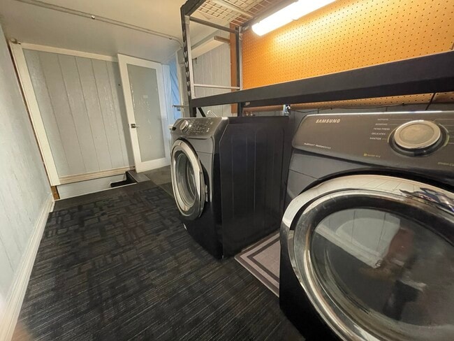 Building Photo - 6153 Kalaniana?ole Hwy