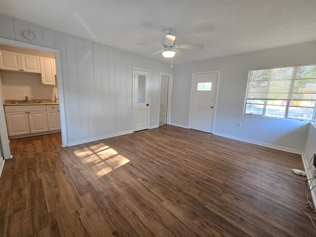 Building Photo - Cute Studio Duplex in Downtown Sarasota Av...