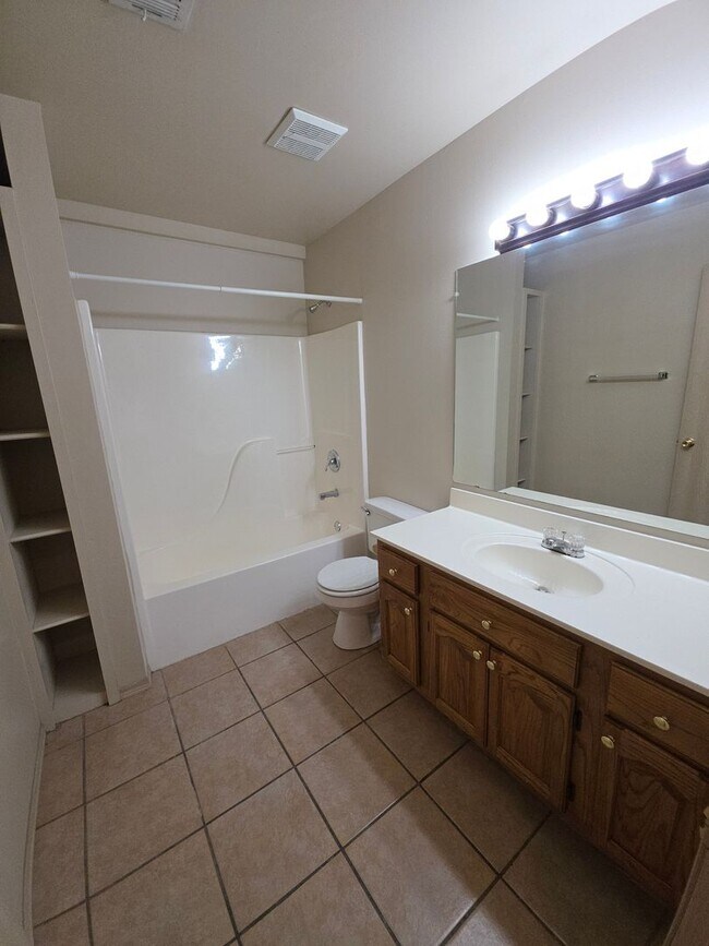 Building Photo - 705 E J St