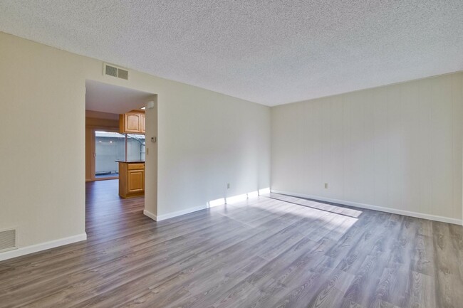 Building Photo - Lovely and Spacious 2BR 2.5BA Condo in Gre...