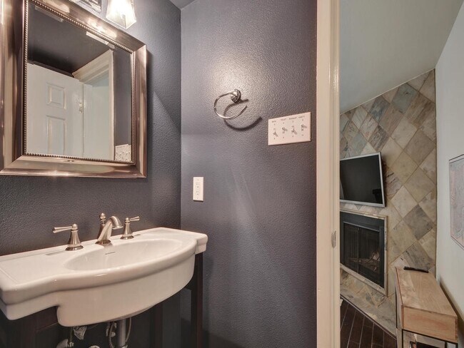 Building Photo - Beautiful town home in Downtown Austin!