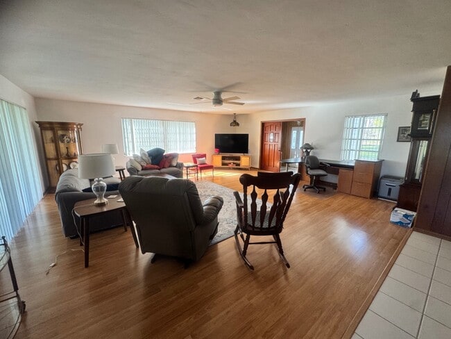 Building Photo - 19 Windy Point Rd