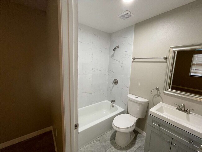 Building Photo - Charming 2-Bed Duplex with Ample Space on W Belmar St, Lakeland!