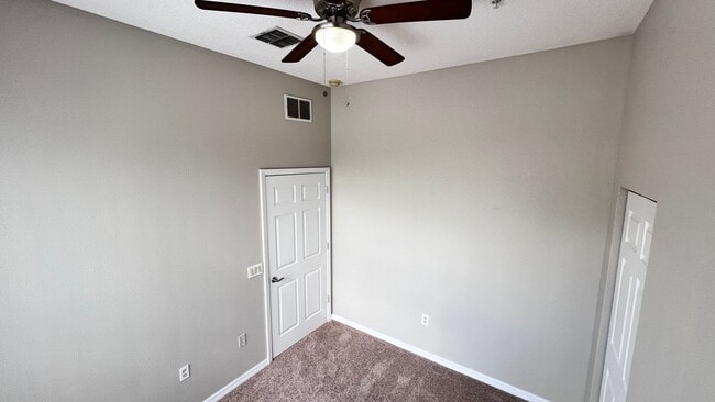 Building Photo - Beautiful 3/2 Townhouse Available !!