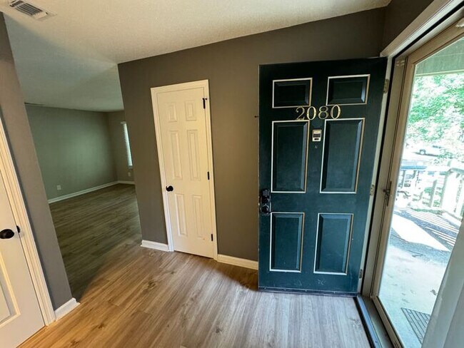 Building Photo - Look and lease-Renovated