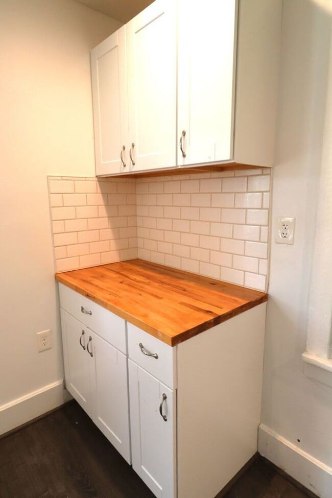 Building Photo - $1,300 - Newly 3 Bedroom 2 Bath