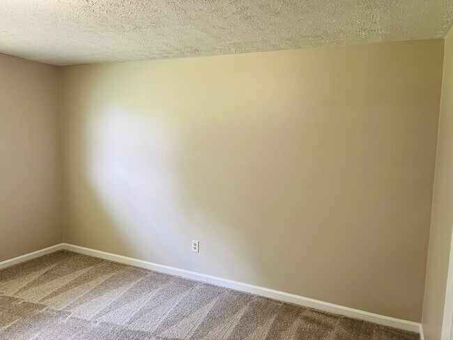 Building Photo - Wow! Check out this charming 4-bedroom, 1-...