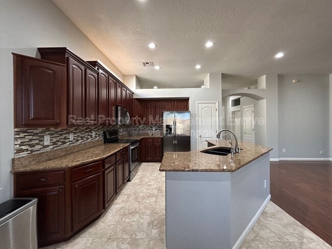 Building Photo - 774 E Maria Ln