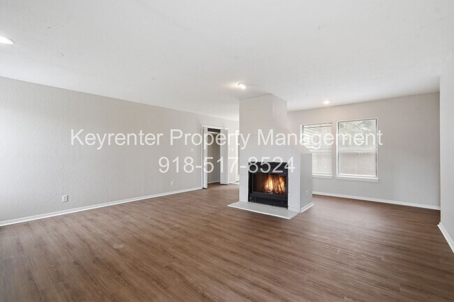 Building Photo - 6506/6508 E 90th St Duplex