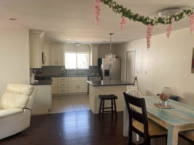 Building Photo - 14680 Penasquitos Dr