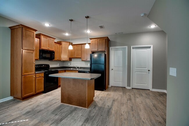 Building Photo - 2202 Cedarbrook Ct