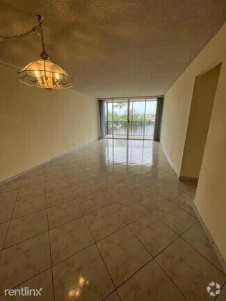 Building Photo - 2 br, 2 bath Condo - 7 Royal Palm Way Unit...