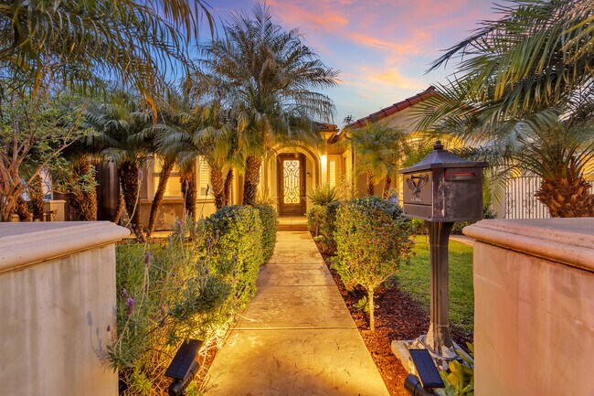 Building Photo - 326 N Doheny Dr