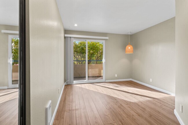 Building Photo - Cutest Condo on the Market!