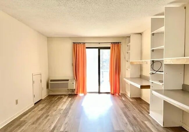 Building Photo - Lovely Studio in Gated Community Utilities Included