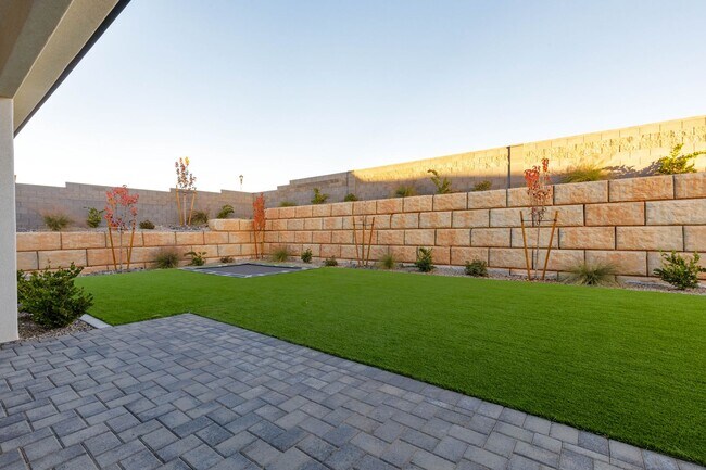 Building Photo - 6 bedroom with RV Garage and Hot Tub