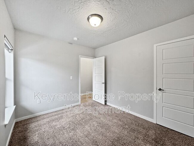 Building Photo - 4265 N Reed Ln