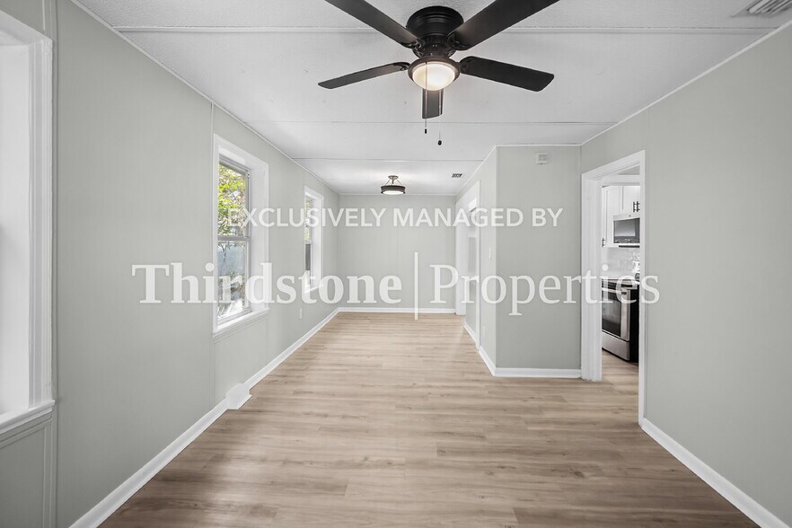 Building Photo - 4554 Crescent St