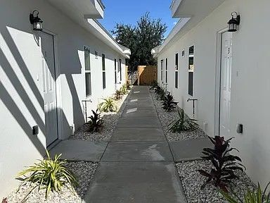 Building Photo - 705 Deanne Dr