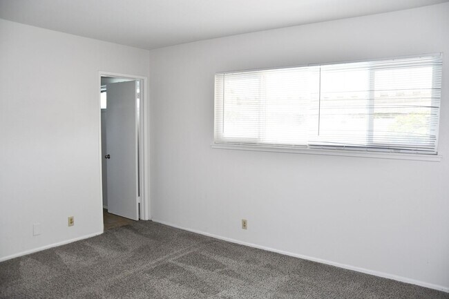 Building Photo - 522 E Collins Ave