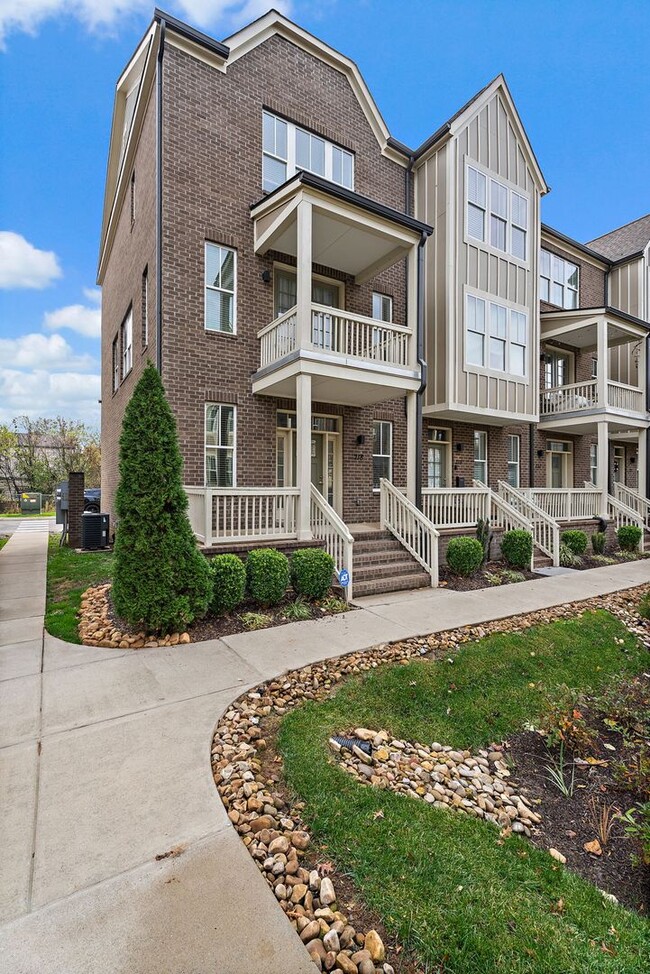 Building Photo - Gorgeous Spacious Townhome in the Heart of...