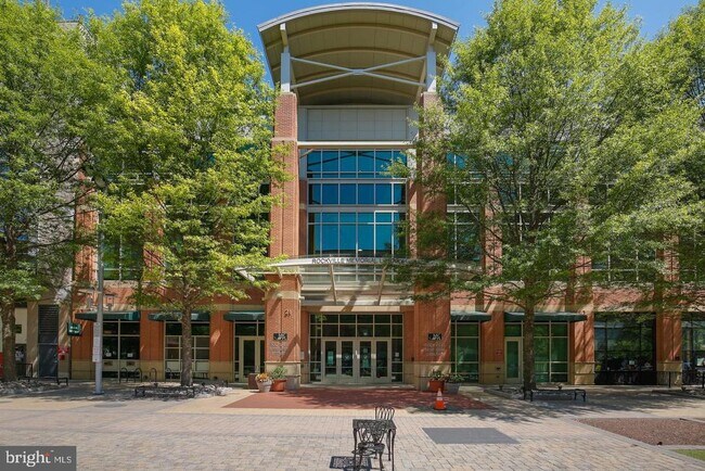 Building Photo - 118 Monroe St