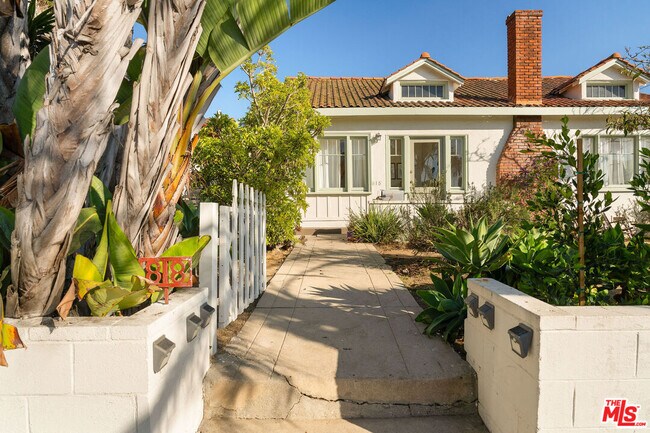 Building Photo - 818 Palms Blvd