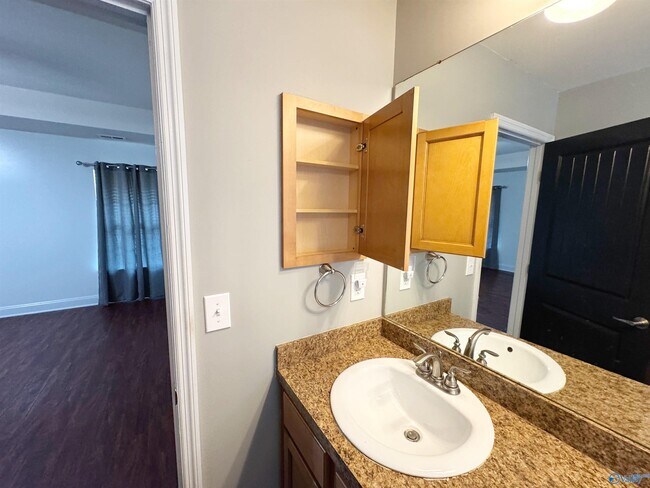 Building Photo - 105 Oak Shade Dr