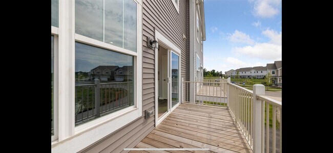 Building Photo - 560 Wolverine Dr