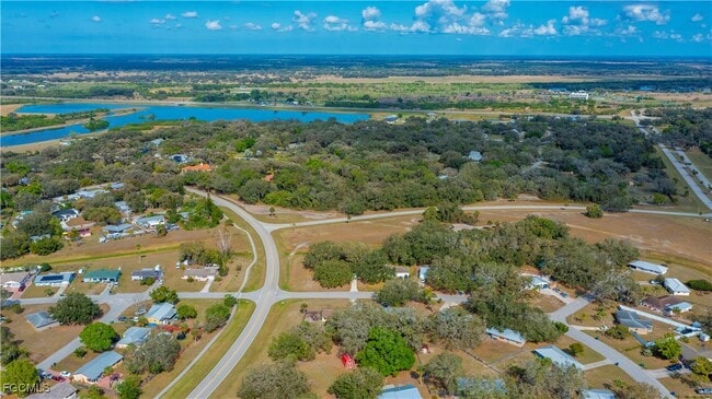 Building Photo - 4001 E Sunflower Cir