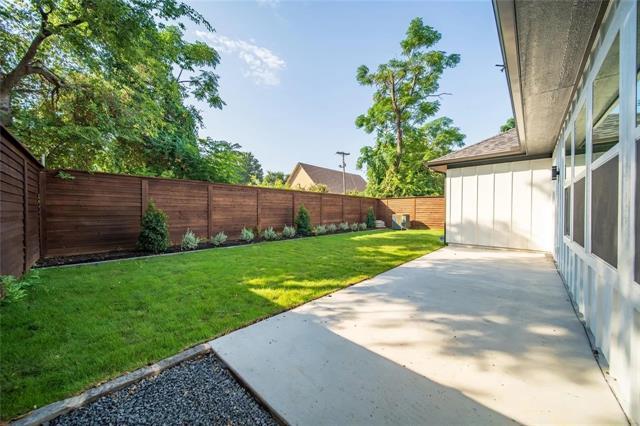 Building Photo - 2230 Garden Dr